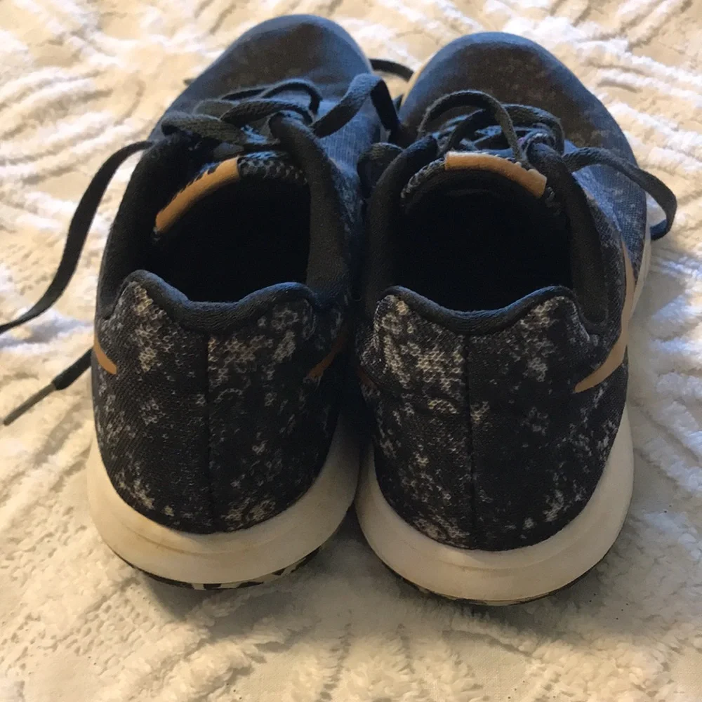 Nike Tennis shoes - Picture 3 of 6